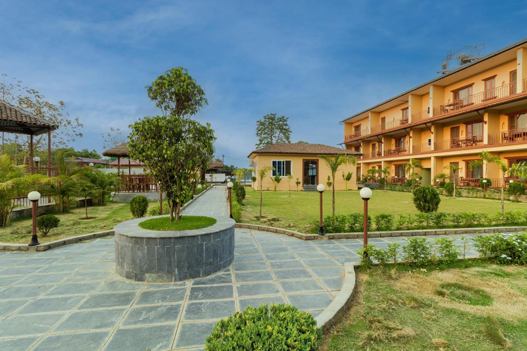 Sisai Park Village Chitwan Extérieur photo