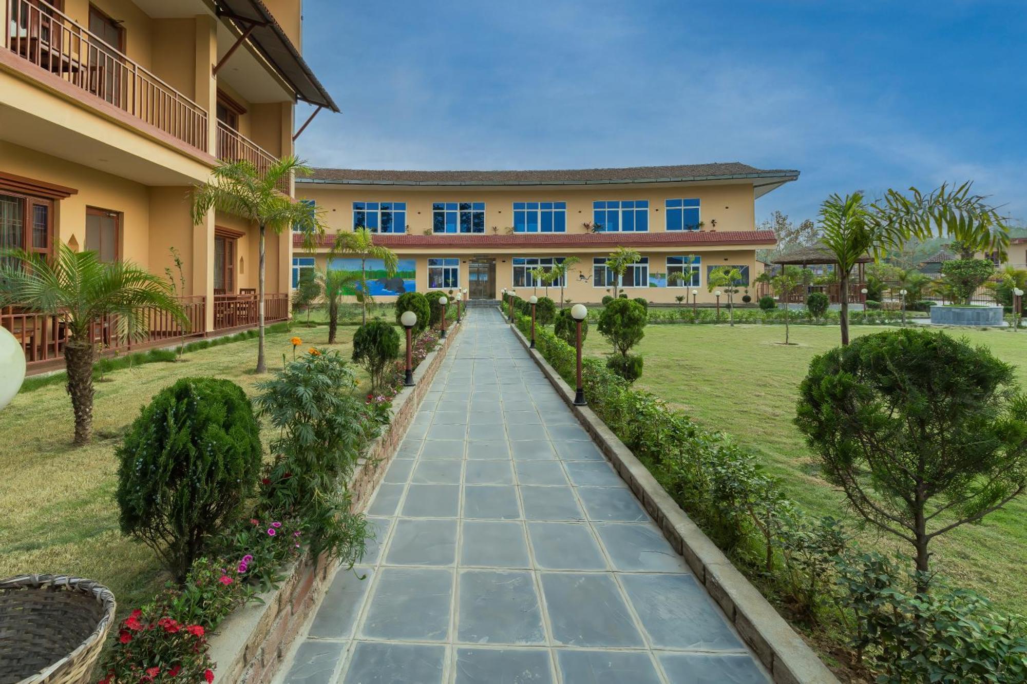 Sisai Park Village Chitwan Extérieur photo