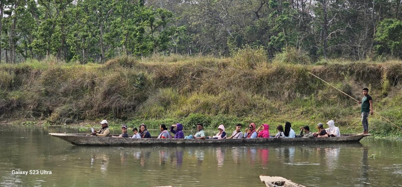 Sisai Park Village Chitwan Extérieur photo